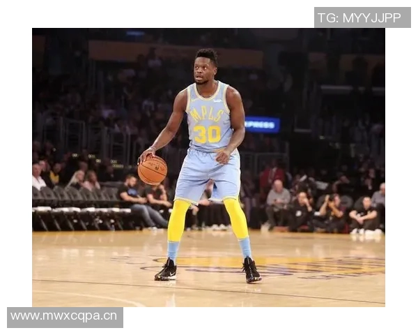 兰德尔三节豪取三双表现出色但失误频繁影响球队表现