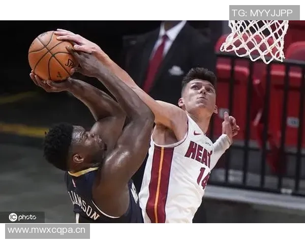 锡安随队客战迈阿密前夕探访Unrivaled联赛并进行训练活动