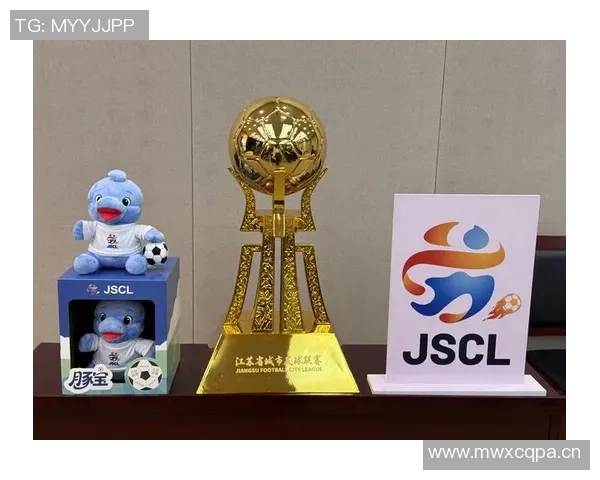 泰州首届苏超夺冠后迅速建设冠军奖杯打卡点吸引众多球迷前来留影